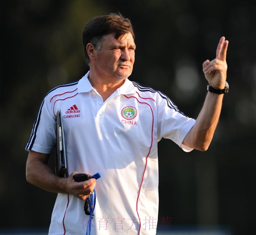 国足走进北京现代顺义工厂 卡马乔庆贺58岁生日